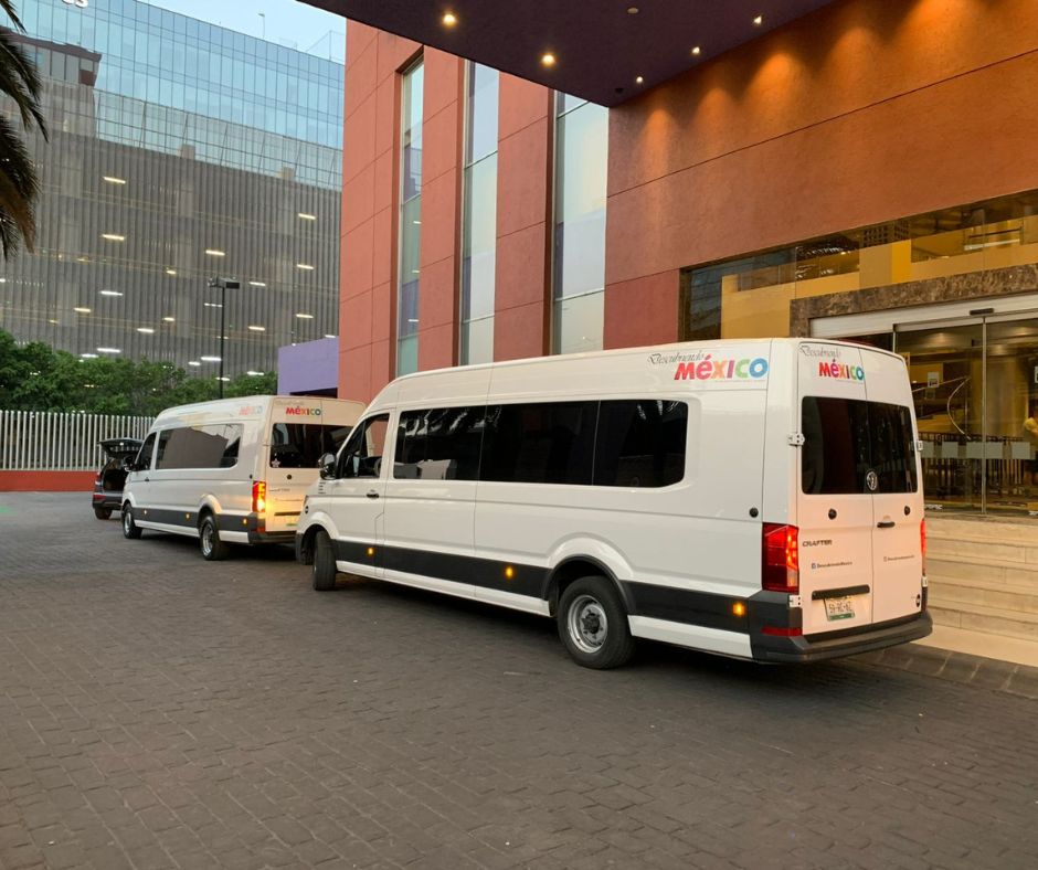 Equipo de Traslados Ejecutivos & Turismo frente a una unidad en CDMX